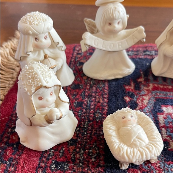White Ceramic Nativity Figurines Set - Picture 2 of 10